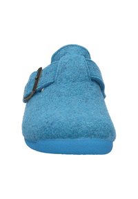 Chaussures en feutre bleu avec une forme arrondie, une sangle ajustable et un dessus texturé. La semelle est d'un bleu plus clair, créant un contraste avec le matériau supérieur.