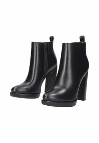 Stivaletti neri in pelle con tacco alto, con cerniera laterale, punta tonda e linguetta per facilitare la calzata. Presentano una superficie liscia e un tacco spesso.