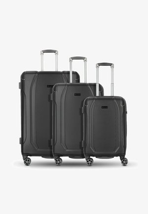 Drie zwarte harde koffers in verschillende maten, met elegante contouren, telescopische handvatten en 360-graden spinnerwielen.