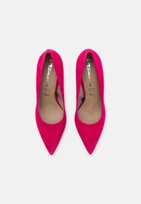 Chaussures à talons hauts en daim fuchsia avec un design à bouts pointus. L'intérieur présente une semelle beige marquée "tamaris" et une taille 37.
