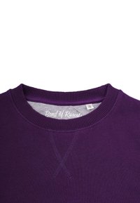 Lila sweatshirt med ribbad rund halsringning och X-stygnsdetaljer på framsidan, som har en grå innertagg för varumärkesidentifiering.