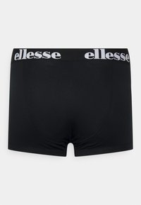 Svarta boxershorts i slät tyg. Har en bred svart midja med vit "ellesse"-logotyp. Enfärgad design utan ytterligare mönster.