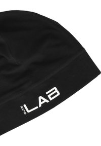Bonnet noir en tissu léger, offrant un ajustement serré et des détails cousus. Logo "ELITE LAB" imprimé en blanc sur le revers.