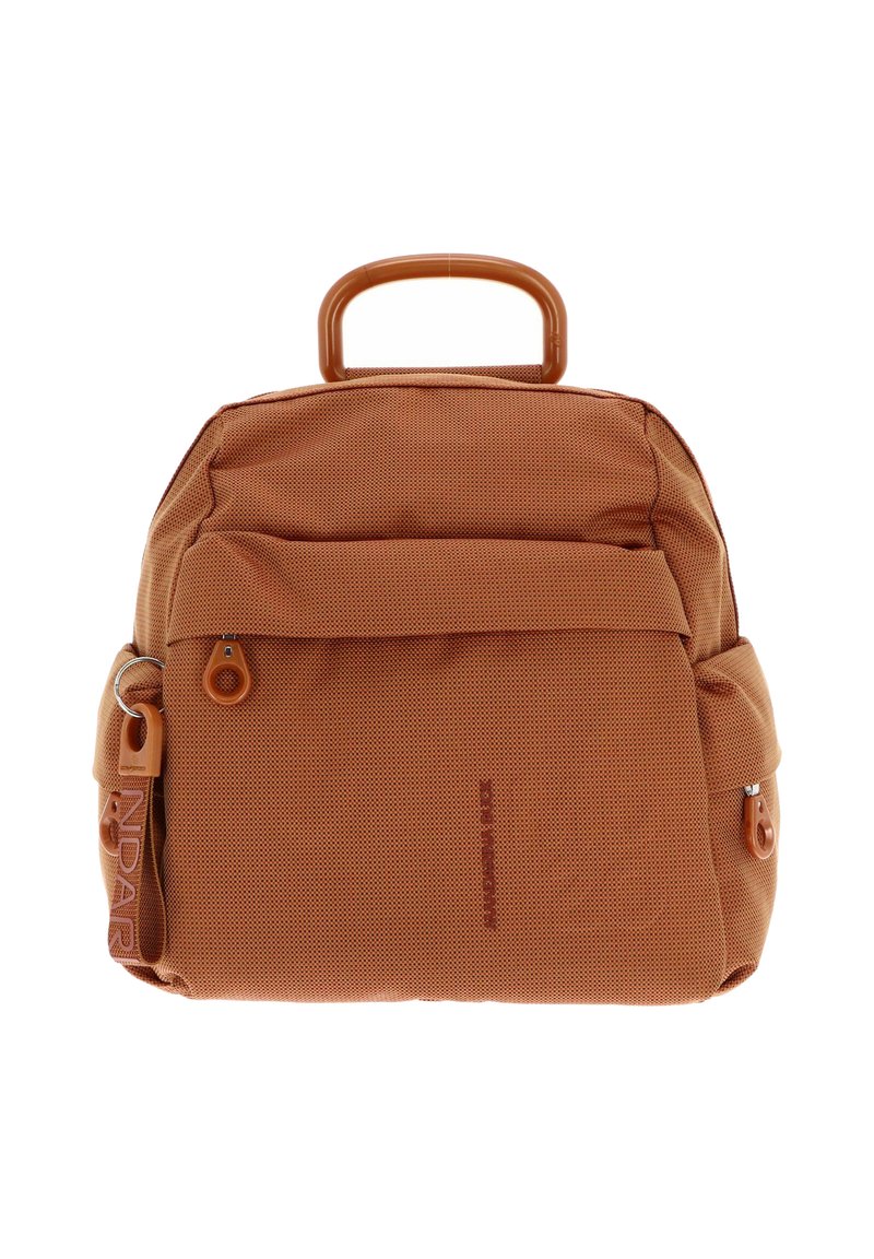 Sac à dos en tissu texturé marron avec une poignée supérieure, une poche avant et un compartiment latéral zippé, présentant des détails de marquage subtils.