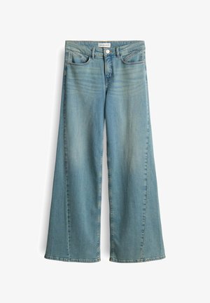 Helle blaue Schlagjeans aus Denim mit hoher Taille, vorderen Taschen und Knopfverschluss. Glatte Textur mit minimaler Ausbleichung.