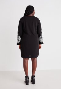 Vero Moda Curve VMCGIRA SHORT DRESS  - Dzsörzéruha - black/white