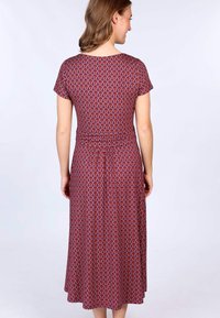 Kleid mit kurzem Ärmel, das in Rot und Lila gemustert ist, mit tailliertem Schnitt und fließendem Rock. Aus glattem, leichtem Material mit rundem Ausschnitt.