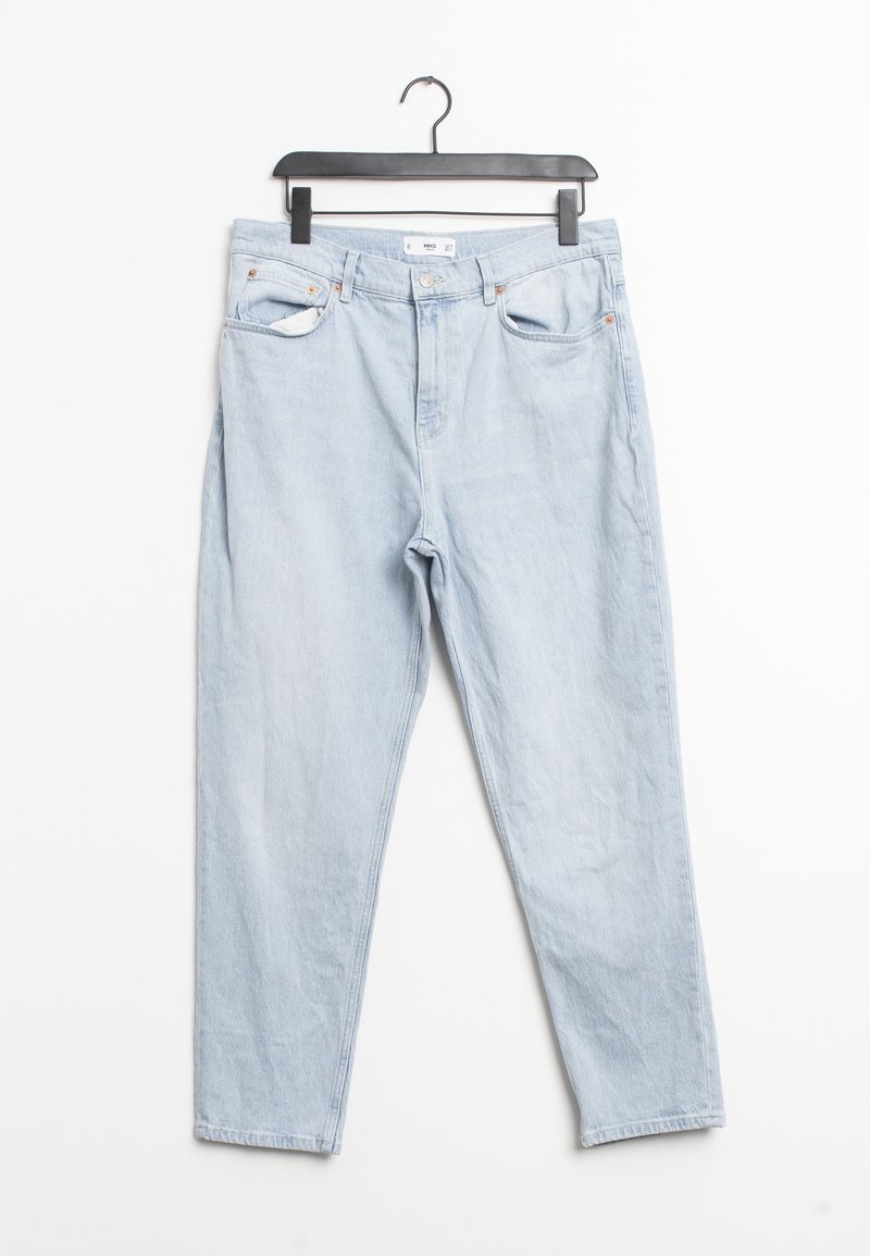 Jean bleu clair taille haute avec poches avant et arrière, passants de ceinture et fermeture à bouton, suspendu à un cintre noir.