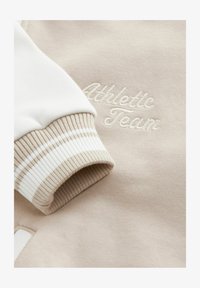 Kijelölve, beige boucle