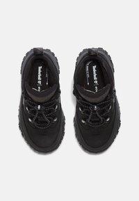Zwarte Timberland schoenen met een gestructureerd exterieur, ronde neus en verstelbare veters. Beschikt over versterkte veterschoenen en een stevige rubberen zool.
