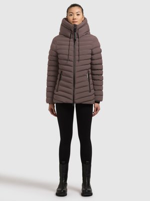 Braune Steppjacke mit hohem Kragen und Kapuze, mit horizontalem Steppmuster, zwei seitlichen Reißverschlusstaschen und Kordelzügen zur Anpassung.
