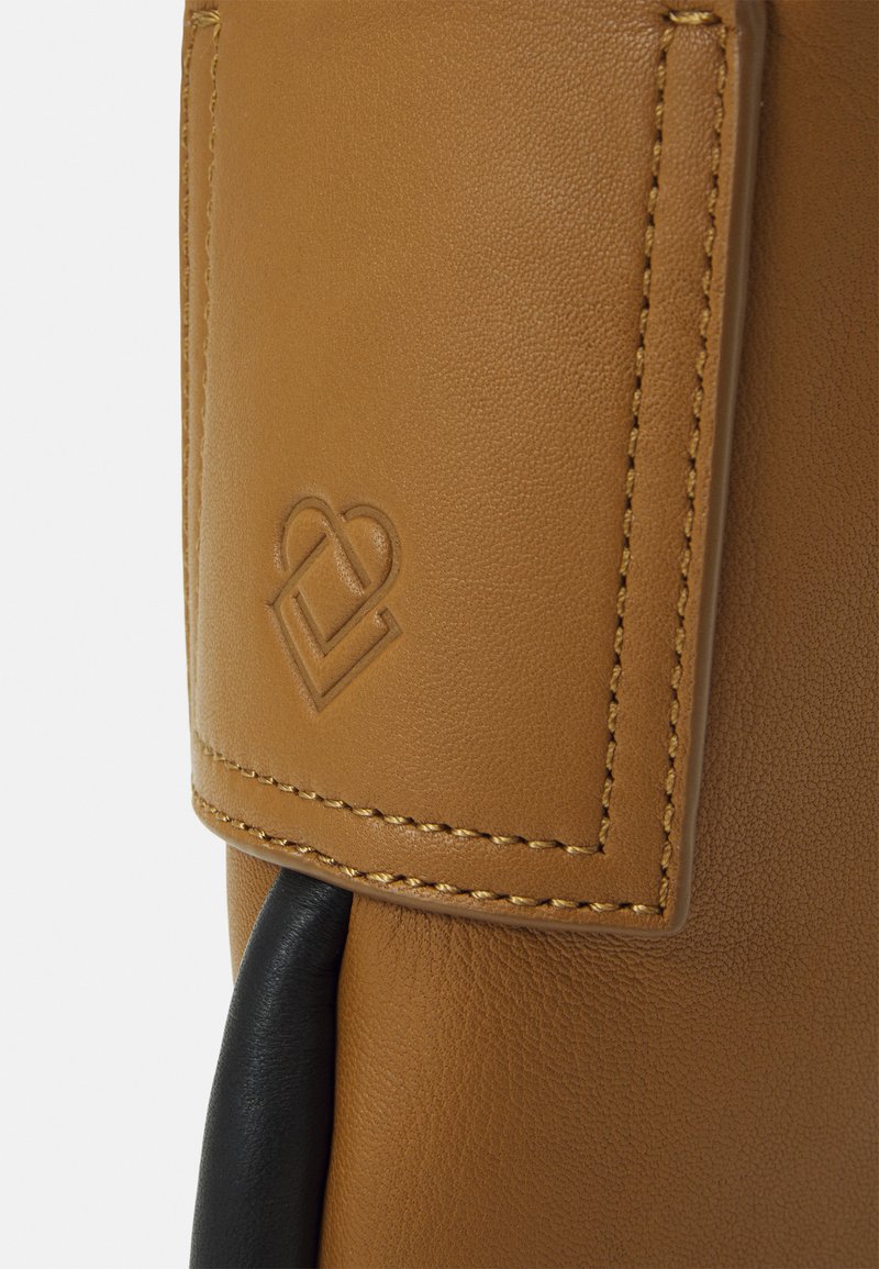 LIEBESKIND BERLIN Leren schoudertas Paris Hobo Roasted bruine