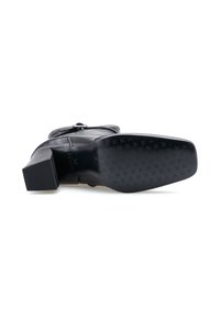 Stivale ankle in pelle nera con tacco quadrato e suola in gomma texturizzata. Presenta una chiusura con fibbia laterale e un design superiore liscio.