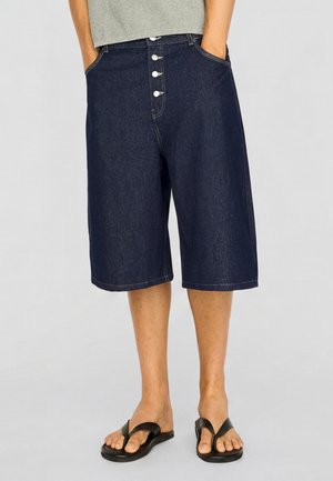 Bershka, BARREL - BERMUDA JEANS - Jeansshort - royal blue