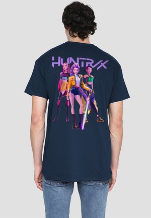 K-POP DEMON HUNTERS - HUNTRIX BAND POSE BACK - T-Shirt print - dark blue