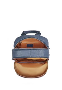 Niebieski plecak ze strukturalnej skóry z podwójnymi przegródkami, złotą podszewką i zamknięciem na zamek. Posiada górny uchwyt do noszenia.