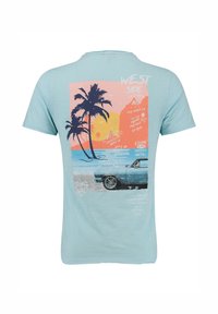Camiseta de algodón azul claro con un diseño gráfico retro que presenta palmeras, un atardecer y un coche clásico, junto con elementos de texto en varios colores.