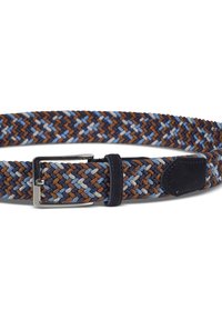 Vevd belte i blått, brunt og beige med metallspenne. Inkluderer en lærdetalj nær spennen, som gir en teksturert finish.