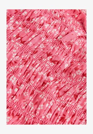 Rozā ziedu kleitu audums ar savilkta tekstūru, kas izceļ baltus un tumšākus ziedu motīvus. Mīksts materiāls ar elastīgiem elementiem, kas nodrošina labu piegulšanu.