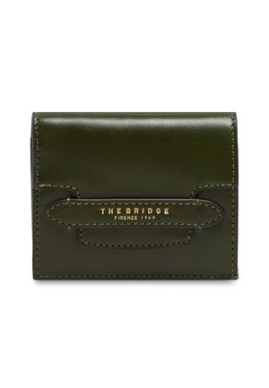 Portafoglio in pelle verde scuro con cuciture decorative, scritta dorata ""The Bridge Firenze 1969"" sulla patta anteriore. Nessuna persona presente.