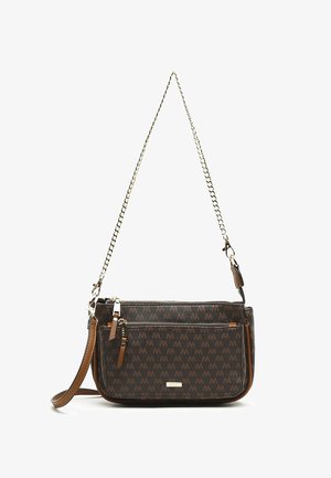 Sac bandoulière marron foncé avec motif monogramme marron clair, bandoulière chaîne dorée, deux compartiments zippés, et plaque logo rectangulaire dorée.