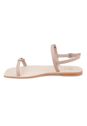 Beige Leder-Sandale mit flacher Sohle, ausgestattet mit dünnen Riemen und einer Schnallenverschlus. Minimalistisches Design, glatte Textur und keine zusätzlichen Muster.