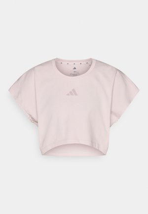 Světle růžové krátké tričko z měkké bavlny. Kulatý výstřih, krátké rukávy, na přední straně jemné logo adidas ve stejné barvě.