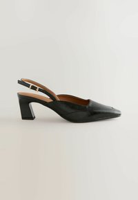 Musta nahkainen slingback-kengät, joissa on teräväkärkinen muoto, kohtuullinen neliömäinen korko ja kultainen solki hihnassa. Sileä pinta ja tyylikäs muotoilu.