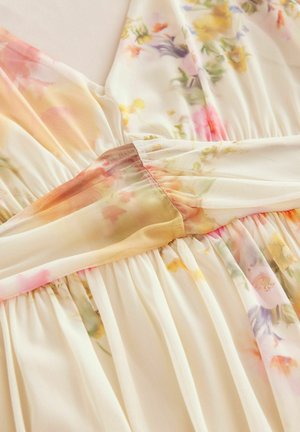 Bloemmotief, doorschijnende jurk in zacht crèmekleur met pastelroze, geel en blauwe tinten; heeft een geplooide taille en een V-hals ontwerp.