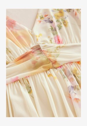 Bloemmotief, doorschijnende jurk in zacht crèmekleur met pastelroze, geel en blauwe tinten; heeft een geplooide taille en een V-hals ontwerp.