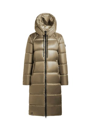 Duga, maslinasto zelena pufastog kaput s kapuljačom, sadrži patentni zatvarač, qvilteni uzorak i elastične detalje na manžetama i donjem rubu. Glatka, sjajna tekstura.