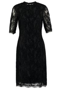 Svart spetsklänning med korta ärmar, figurnära bodice och knälång kjol. Intrikat blommönster, scalloped nederkant och detalj för bakre stängning.