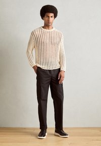 Ei valittu, black/ivory