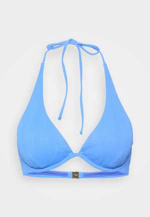 Blå ribbet bikinioverdel med halterneck-bånd. Har triangelkopper og et metallklips bak. Myk tekstur.