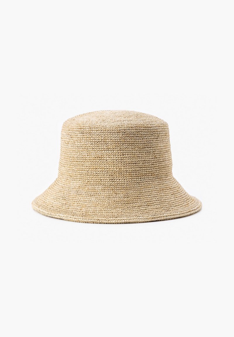 Chapeau bob tissé beige avec un large bord légèrement évasé, présenté sur un fond blanc uni.