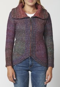 Knit cardigan eri usein purppuran sävyissä, jossa on suuri kaulus, vetoketjusuljenta ja teksturoitu kuosi yltävässä kehossa ja hihoissa.