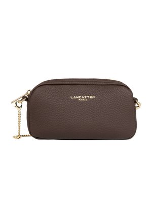 Petit sac bandoulière rectangulaire en cuir marron foncé avec bandoulière chaîne dorée et logo Lancaster Paris doré sur le devant.
