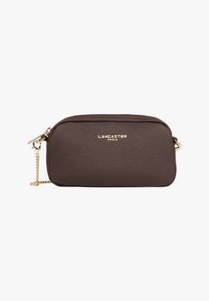 Petit sac bandoulière rectangulaire en cuir marron foncé avec bandoulière chaîne dorée et logo Lancaster Paris doré sur le devant.