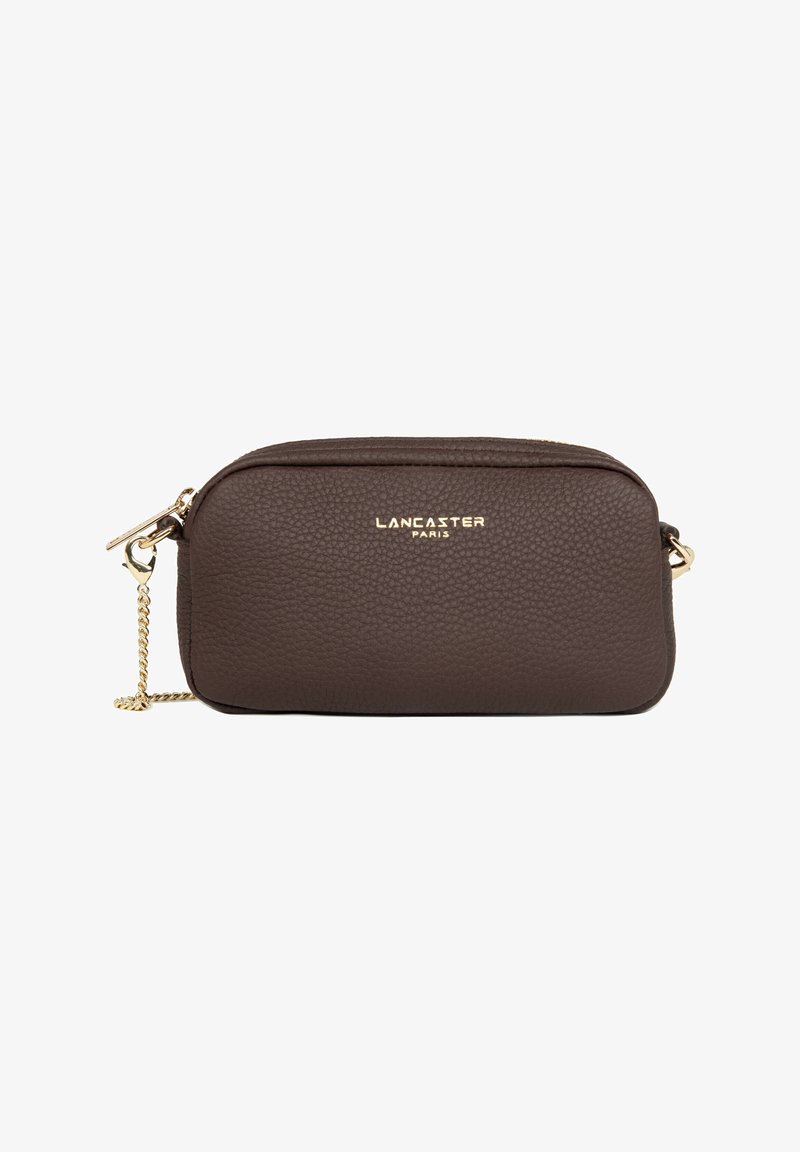 Petit sac bandoulière rectangulaire en cuir marron foncé avec bandoulière chaîne dorée et logo Lancaster Paris doré sur le devant.