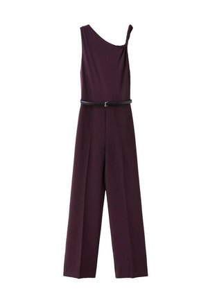 Bordeaux rode mouwloze jumpsuit met één schouder, getailleerd met een zwarte ceintuur. Heeft wijde pijpen en een gladde, gestructureerde stof.