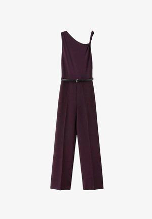 Bordeaux rode mouwloze jumpsuit met één schouder, getailleerd met een zwarte ceintuur. Heeft wijde pijpen en een gladde, gestructureerde stof.
