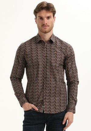 Camicia a maniche lunghe marrone con un sottile motivo geometrico, colletto button-down e piccolo logo sul petto. Tessuto in cotone con vestibilità standard.