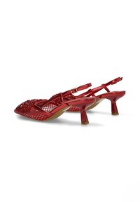 Zapatos rojos tipo slingback con un diseño de malla, adornados con strass texturizados y un tacón bajo acampanado de material transparente.