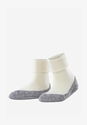 Białe skarpety z akcentem z polaru, o fakturowanym, prążkowanym korpusie, z szarym, wełnianym palcem i piętą, oferujące przytulny wygląd i praktyczny design.