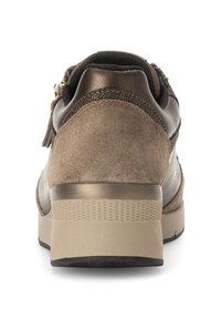 Baskets en cuir suédé marron et cuir métallisé avec des accents texturés, dotées d'une semelle beige rembourrée et d'un détail de fermeture éclair à l'arrière.