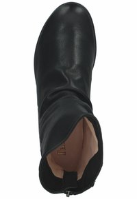Botín negro de tobillo hecho de cuero texturizado, con un diseño suave y holgado. El interior es de un color claro con un logotipo visible.