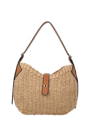 Fonott szalmatáska világosbarna bőr díszítéssel, egy darab felső fogantyúval és elöl patentos záródással, fehér háttéren.