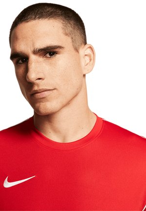 Rotes Nike Sportshirt mit rundem Halsausschnitt und kurzen Ärmeln, ausgestattet mit einem weißen Swoosh-Logo auf der linken Brustseite.
