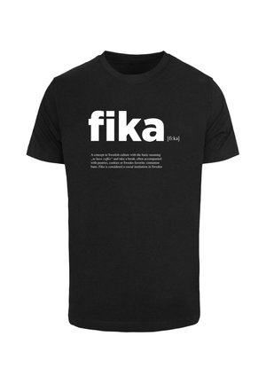 Mustat puuvillapaidat, joissa on suuri valkoinen sana "fika" ja sen alla pienemmällä valkoisella tekstillä selitys.