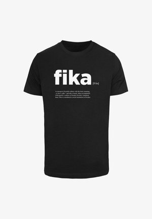 Schwarzes Baumwoll-T-Shirt mit dem Wort "fika" in großen weißen Buchstaben, begleitet von einer Definition in kleinerem weißen Text darunter.
